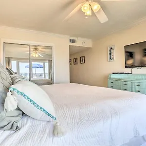 Miramar Retreat - Beachfront And Poolside Apartment
